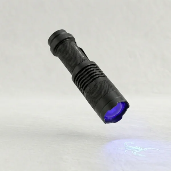مصباح UV لكشف العقارب والثعابين